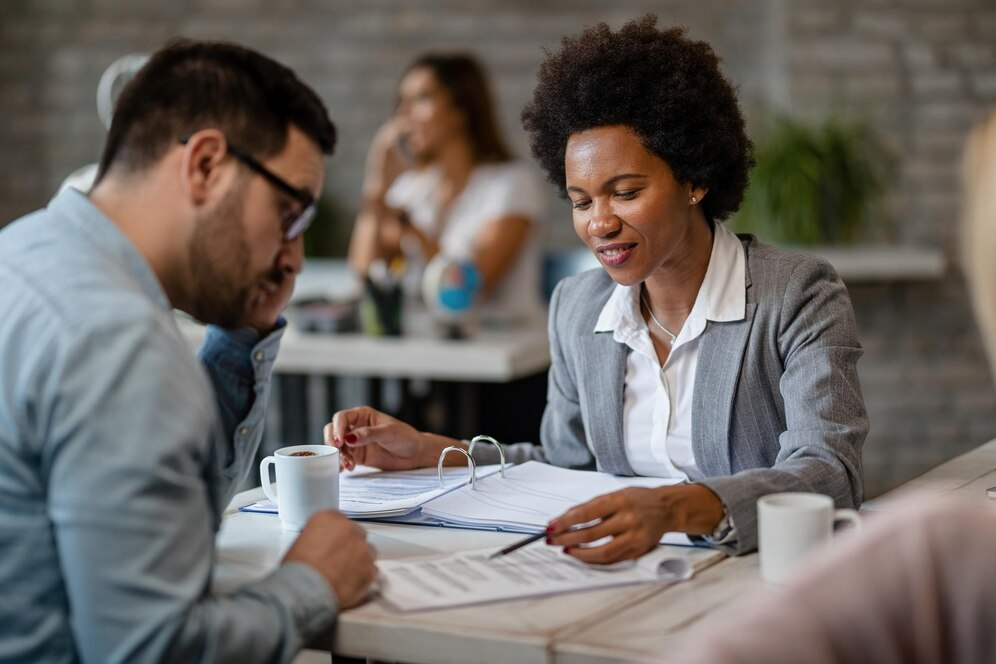 Corretora de imóveis analisando os termos do contrato com seu cliente.